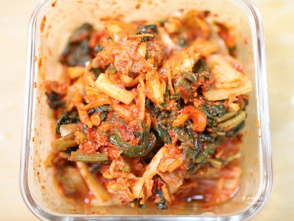 신 김치는 먹기 좋은 크기로 썰고, 김칫국물도 한 컵 정도 따로 준비합니다.