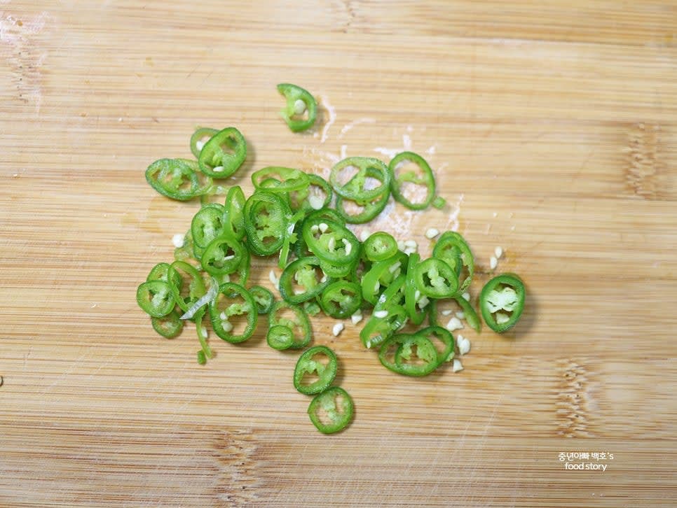 대파는 어슷 썰고, 청양고추는 송송 썰어 준비합니다.