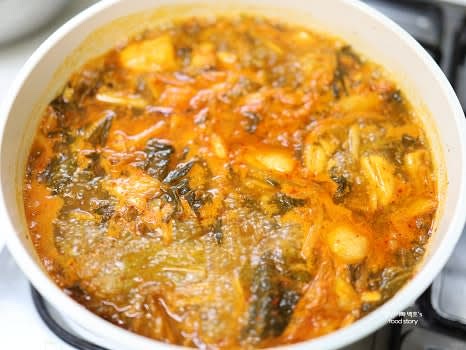 김치를 볶은 팬에 준비된 육수를 붓고, 센 불에서 한소끔 끓입니다.