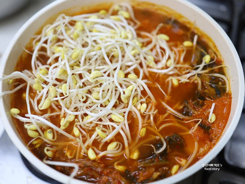 육수가 끓으면 콩나물과 김칫국물, 다진 마늘, 청양고추를 넣고 잘 섞어줍니다.