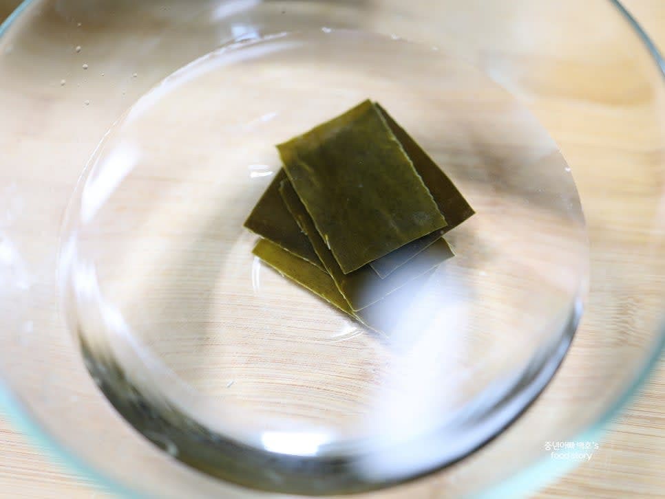 생수 500ml에 국물용 다시마 5장을 넣고 20분간 우려내어 육수를 준비합니다.