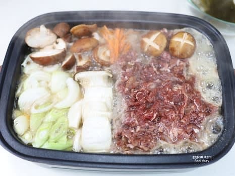 다시마 육수를 자작하게 부어줍니다. 필요에 따라 추가 육수를 준비해 둡니다.