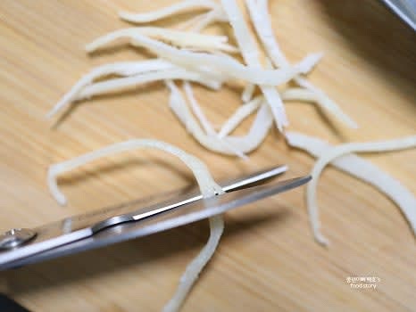 백진미채를 먹기 좋은 크기로 가위로 자릅니다.