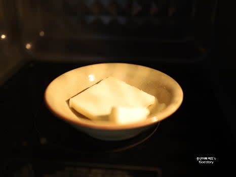 무염버터 2스푼을 전자레인지에서 녹입니다. (처음에 1분 정도 돌린 후 10초 단위로 확인하며 완전히 녹입니다.)