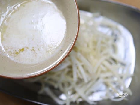 녹인 버터를 진미채에 부어 손으로 조물조물 무쳐줍니다.