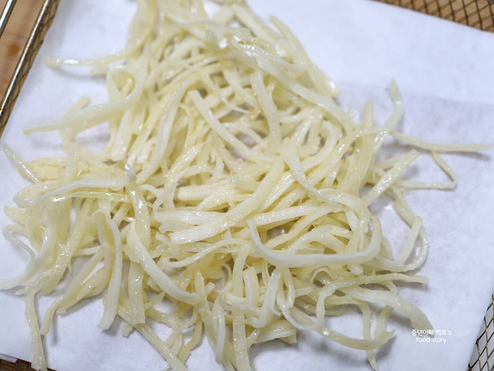 에어프라이어 망에 종이호일을 깔고 진미채를 겹치지 않게 펴줍니다.