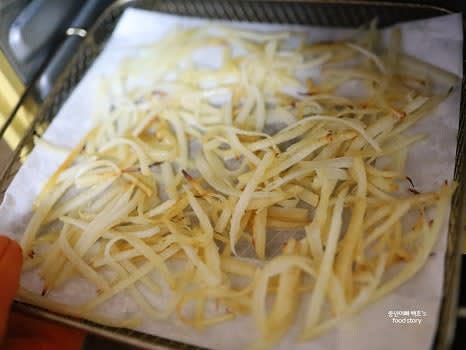 에어프라이어를 160℃로 설정하고 1분 30초간 구운 후, 한번 뒤적여 1분간 더 돌려줍니다. (사용하는 기기에 따라 시간을 조절하세요.)