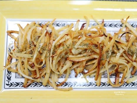 완성된 진미채를 그릇에 담고 파슬리 가루를 솔솔 뿌려줍니다.