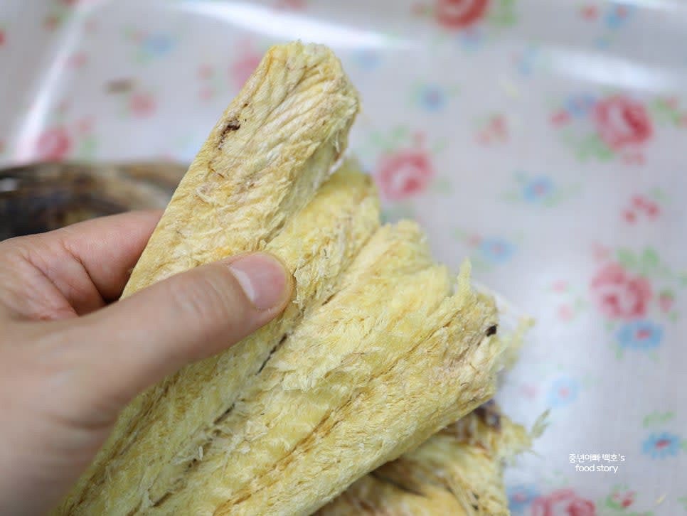 황태포를 손으로 뜯어 가시를 제거한 뒤 먹기 좋은 2~3cm 길이로 잘라줍니다.