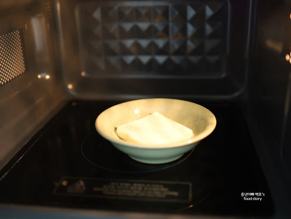 무염버터 30g을 전자레인지에 녹입니다. (처음에 30초, 이후 10초 단위로 확인하며 녹입니다.)