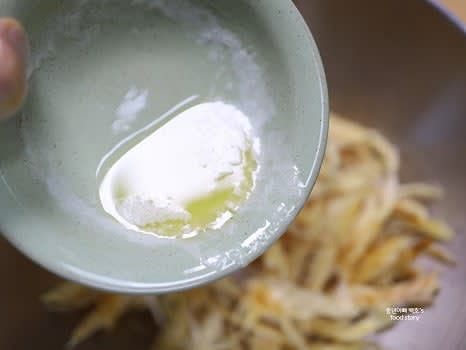 녹인 버터를 황태채에 절반만 부어 손으로 조물조물 무칩니다.