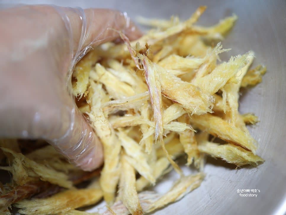 남은 버터를 모두 부어 고루 섞어줍니다.