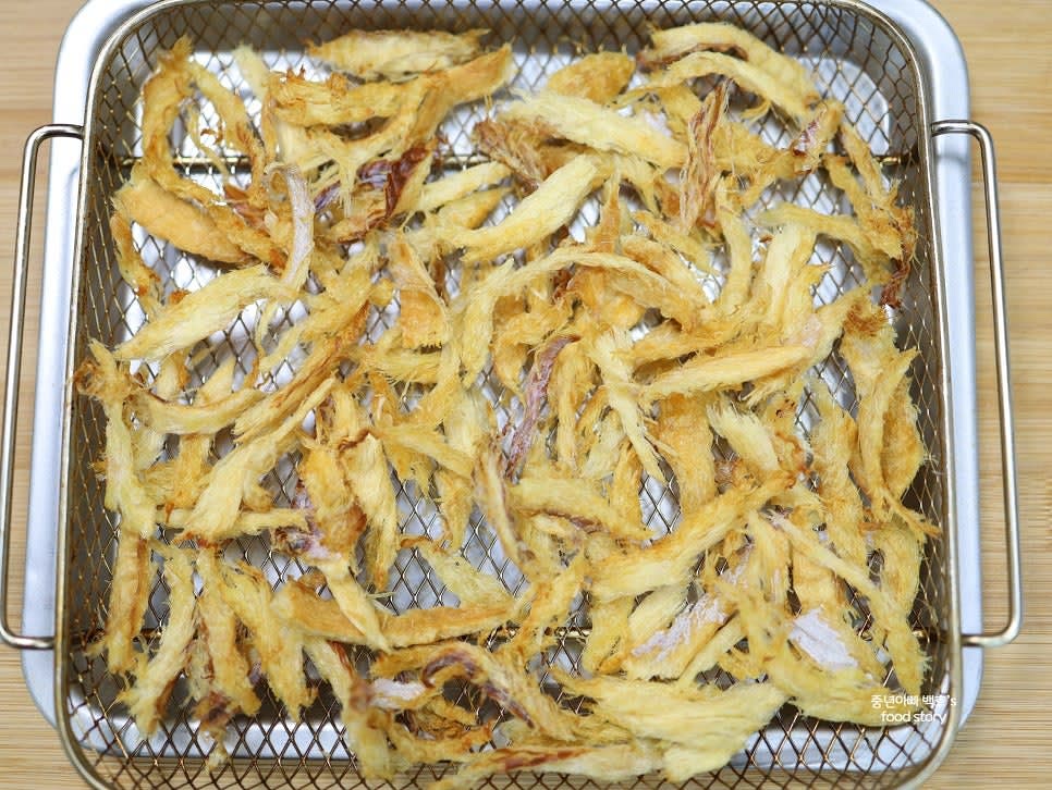 에어프라이어 망에 종이호일을 깔고 황태채를 겹치지 않게 펴줍니다.