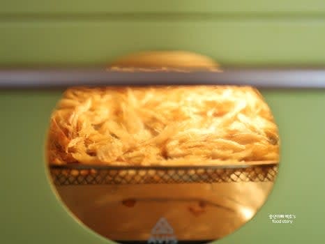 170℃로 설정한 에어프라이어에서 2분간 구운 후, 한 번 뒤적여 다시 2분간 구워줍니다. (기기 성능에 따라 시간을 조절하세요.)