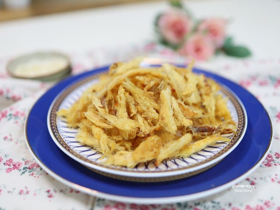 노릇노릇하게 구워진 황태채를 그릇에 담습니다.