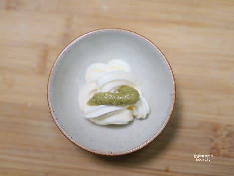 마요네즈 2스푼과 와사비 약간을 섞어 소스를 만듭니다.