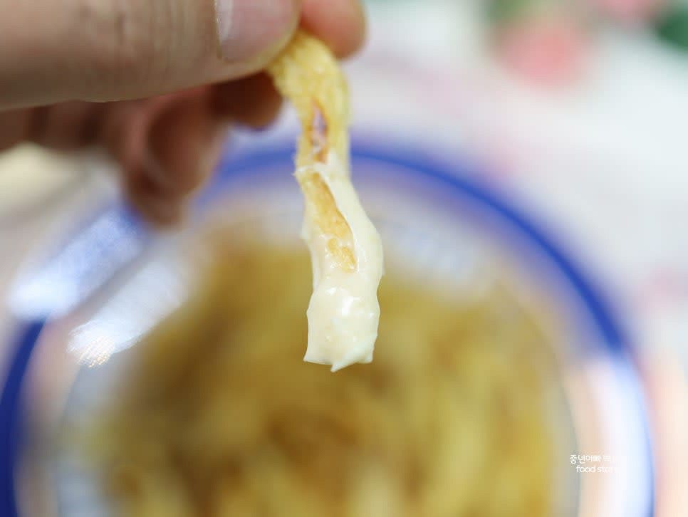 황태채 구이에 와사비 마요네즈 소스를 곁들여 맛있게 즐깁니다.