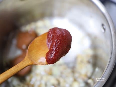 된장 2스푼과 고추장 1스푼을 넣어 2:1 비율로 섞은 후 팬에 넣고 볶아줍니다.