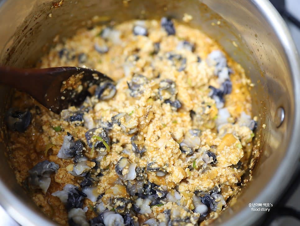 우렁이를 마지막에 넣고 살짝 익혀줍니다. 수분이 거의 없어질 때까지 볶아주면 우렁강된장이 완성됩니다.