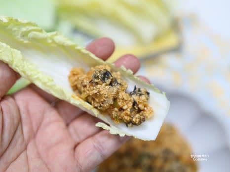 쌈 채소 위에 밥과 우렁강된장을 올려 우렁쌈밥으로 즐깁니다.