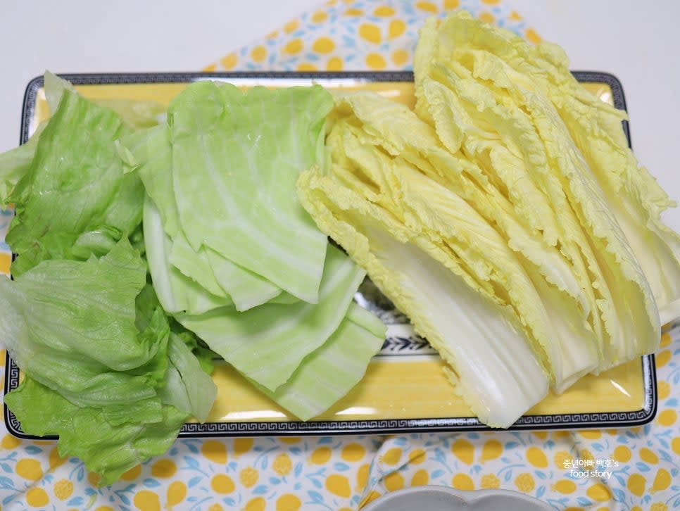 쌈 채소는 깨끗이 씻어 물기를 제거한 뒤 준비합니다.