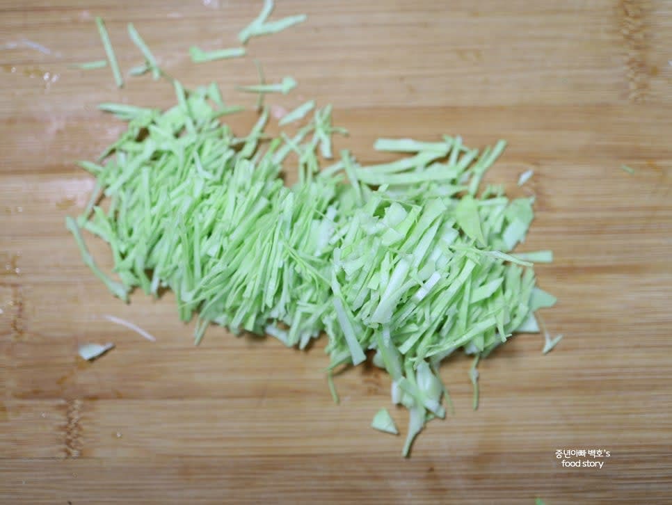양배추는 1cm 내외로 얇게 채 썰고, 당근, 양파, 대파도 잘게 썰어 준비합니다.