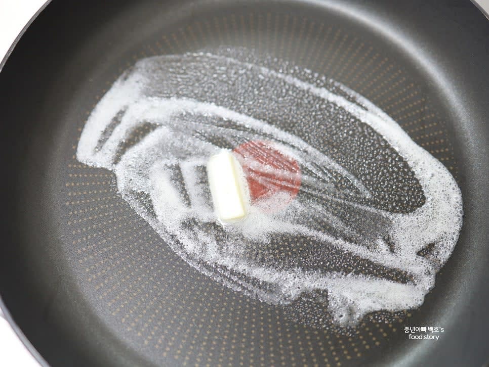 팬에 가염버터 1/2스푼을 넣고 약불에서 녹인 후, 준비한 달걀물을 직사각형 형태로 팬에 올립니다.