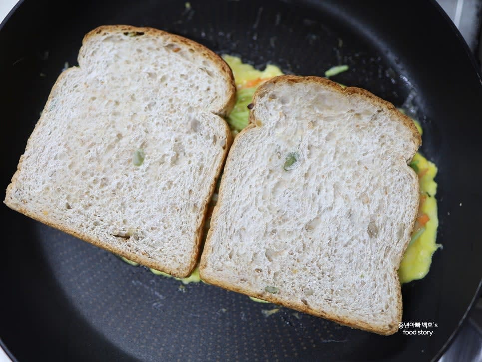 식빵 2장을 익은 달걀물 위에 올리고 뒤집어줍니다.