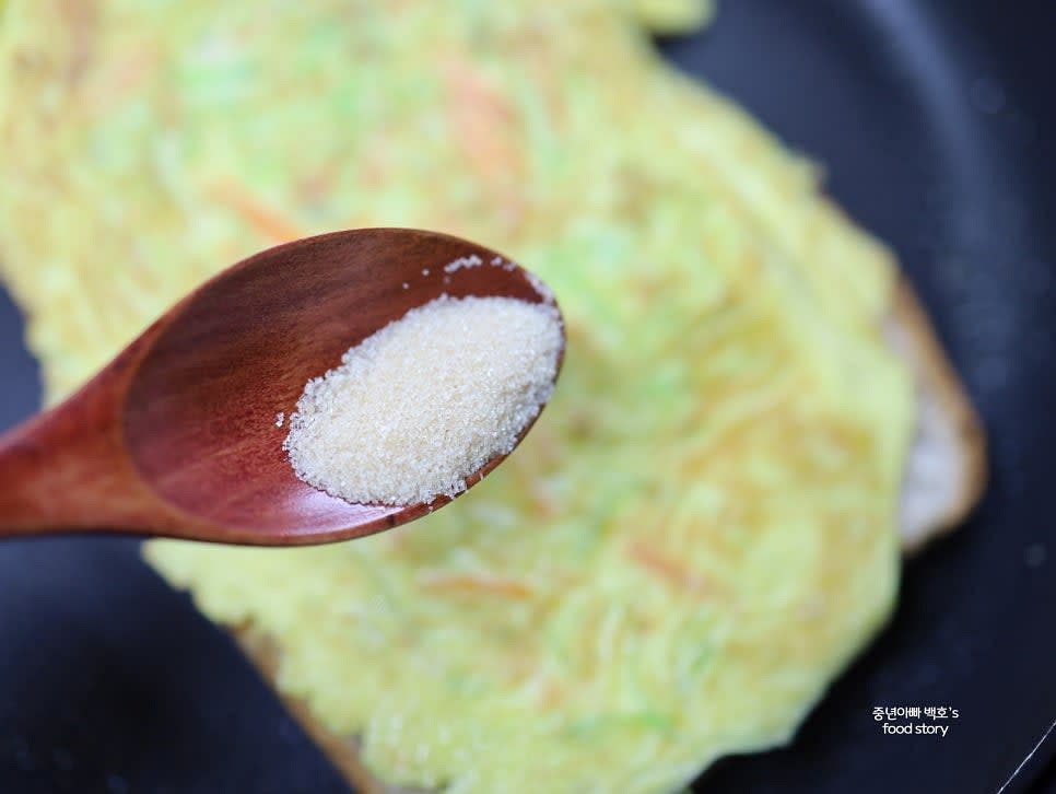 식빵 위에 황설탕 1/2스푼을 솔솔 뿌리고 남은 버터를 팬에 추가하여 식빵이 노릇노릇하게 구워질 때까지 익힙니다.