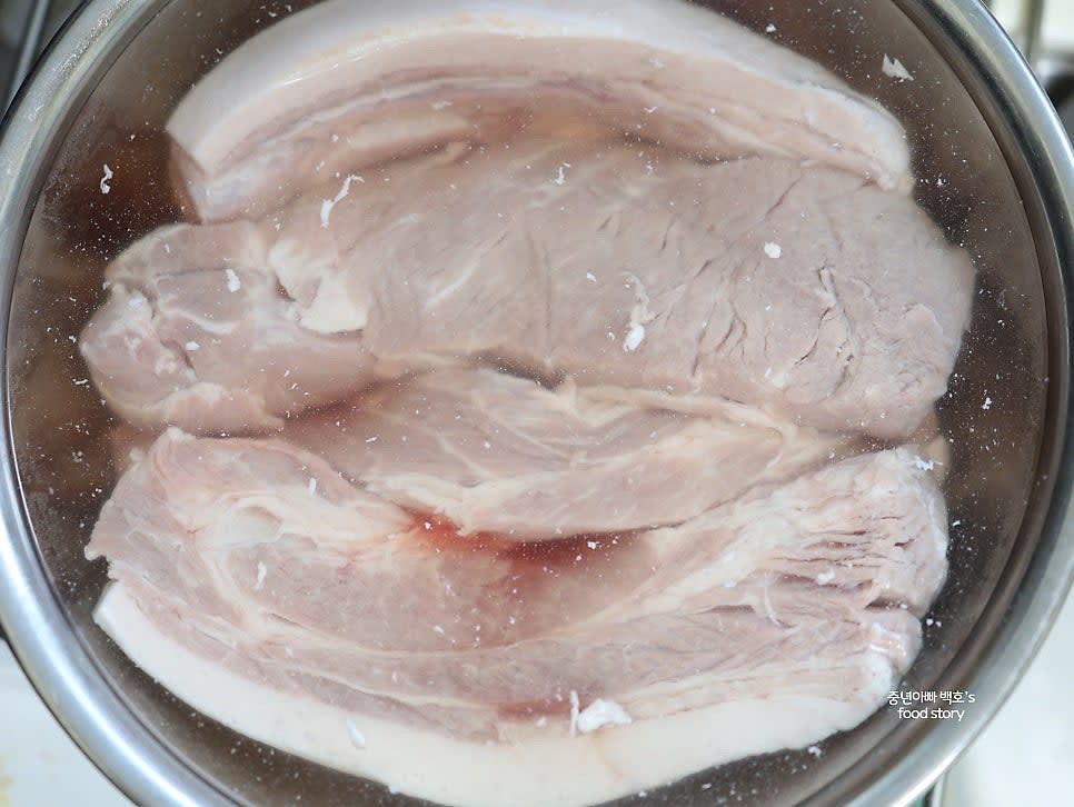 돼지고기를 적당한 크기로 자르고 찬물에 담가 4시간 동안 핏물을 뺍니다. 1시간마다 물을 갈아주세요.