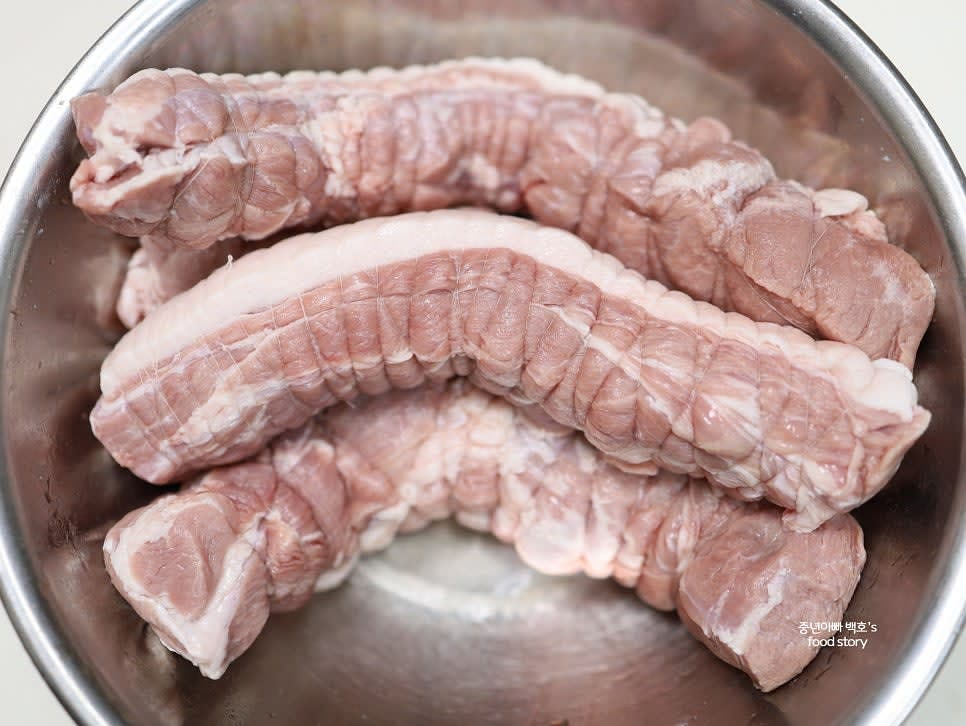 핏물 뺀 고기를 실로 단단히 묶어 모양을 유지합니다.