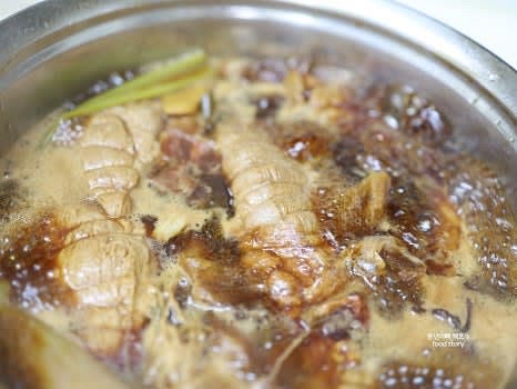 물이 끓으면 고기를 넣고, 진간장, 노두유, 맛술, 올리고당을 추가합니다.