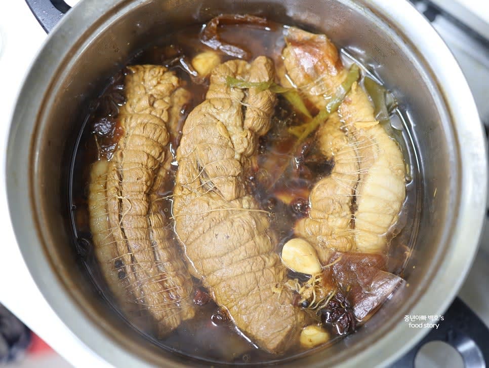 강불에서 15분, 중불에서 15분, 약불에서 50분간 고기를 끓입니다. 중간에 고기 속까지 국물이 배이도록 젓가락으로 구멍을 뚫어주세요.
