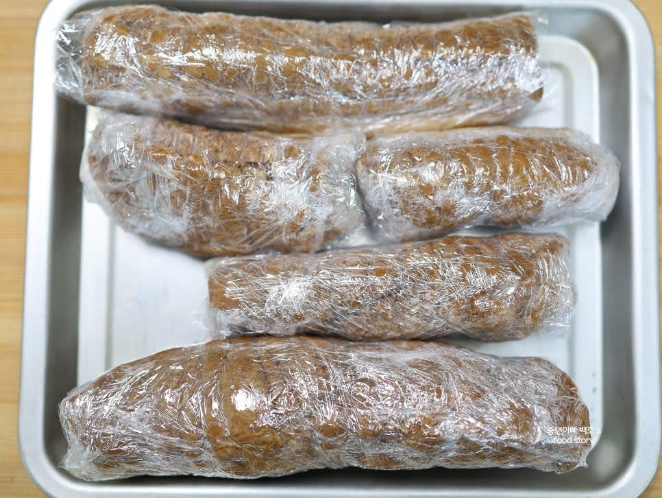 고기를 꺼내 한 김 식힌 뒤 랩으로 싸서 냉장고에 넣어 차갑게 식힙니다.