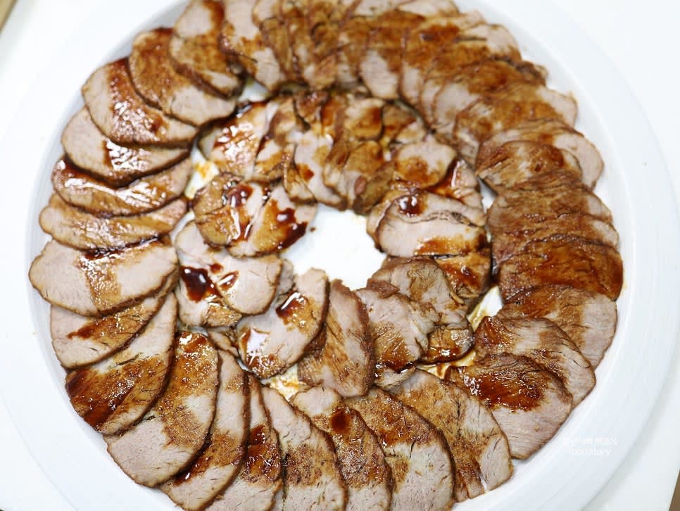 고기가 차갑게 식으면 얇게 썰어 접시에 빙 둘러 담습니다.