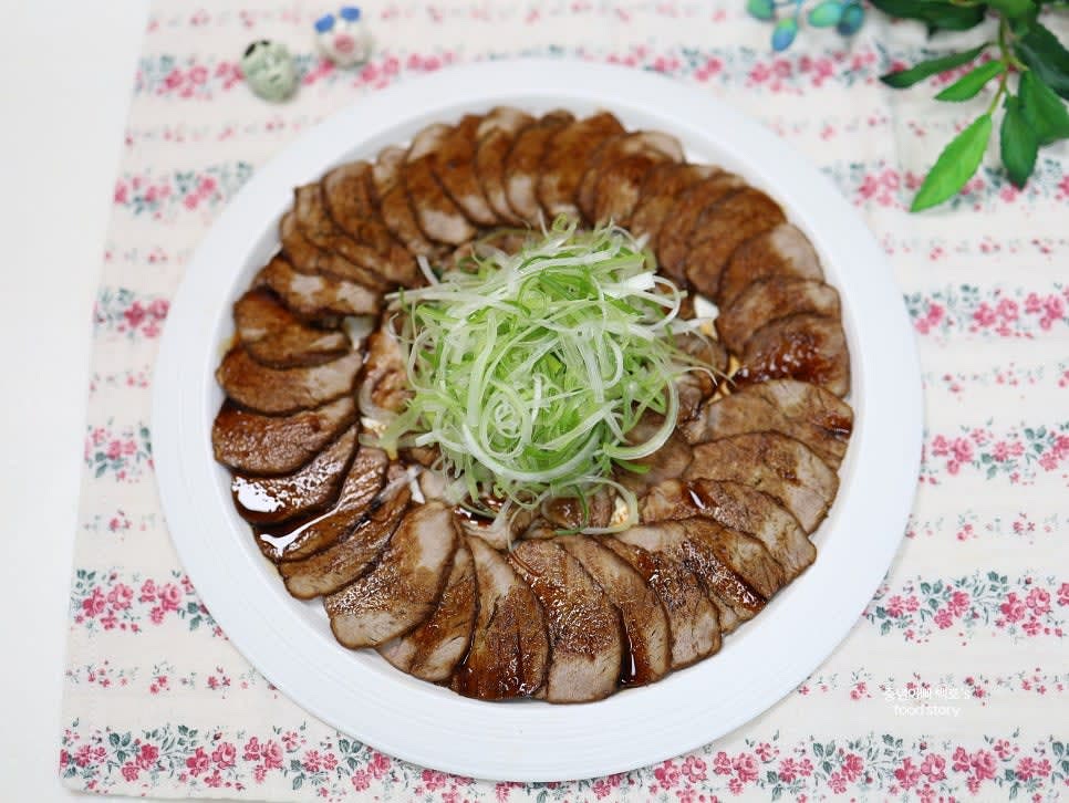 냉채 소스를 고기 위에 뿌리고, 물기를 뺀 파채를 듬뿍 올려 완성합니다.