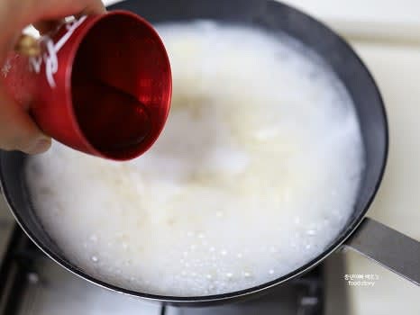 물을 넉넉히 끓여 소면을 넣고 팔팔 끓입니다. 거품이 올라오면 찬물 1/4컵을 두 번 넣어가며 삶아 쫄깃한 면을 완성합니다.