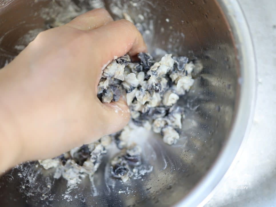 우렁이를 소금으로 바락바락 문질러 씻고, 밀가루를 이용해 한 번 더 주물러 씻어 흐르는 물에 깨끗이 헹굽니다.