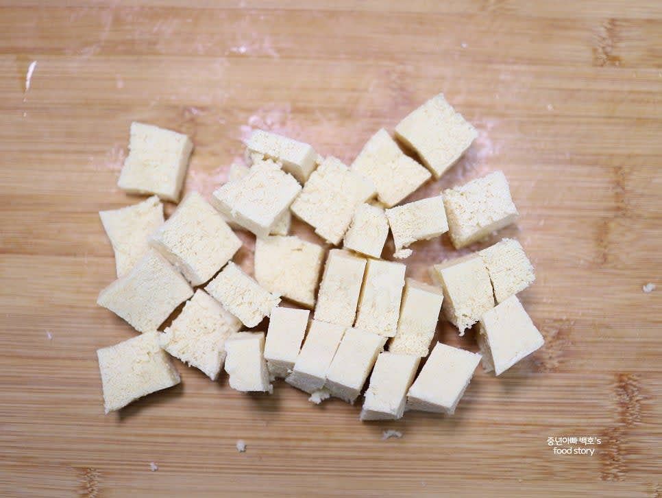 두부는 사각으로 썰고, 무는 나박 썰기, 양파는 사각, 대파와 고추는 송송 썰어 준비합니다. 버섯은 불린 후 잘게 썹니다.