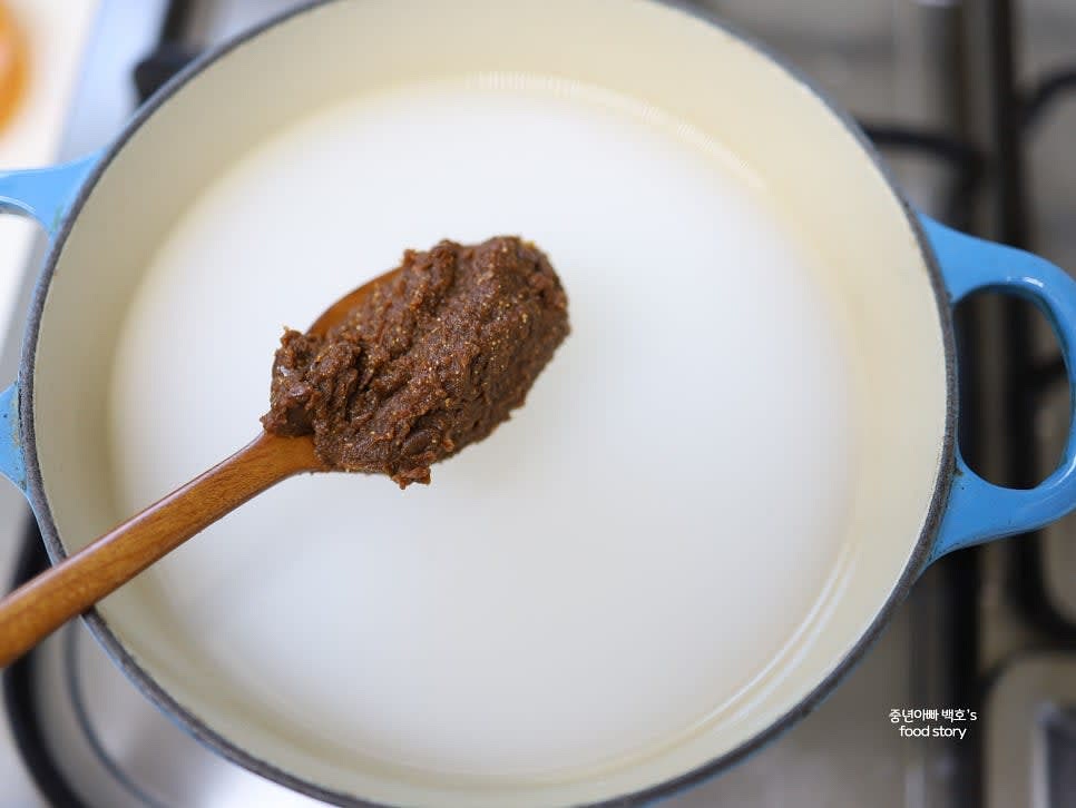 쌀뜨물 600ml에 된장 2스푼을 풀고, 무와 두부, 버섯을 넣고 팔팔 끓입니다.