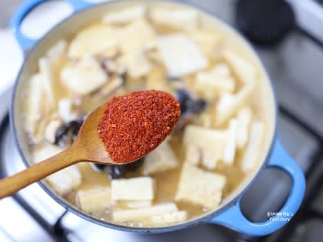 고춧가루 1스푼과 양파, 대파, 청양고추, 홍고추, 다진 마늘을 넣고 다시 한 번 끓입니다.