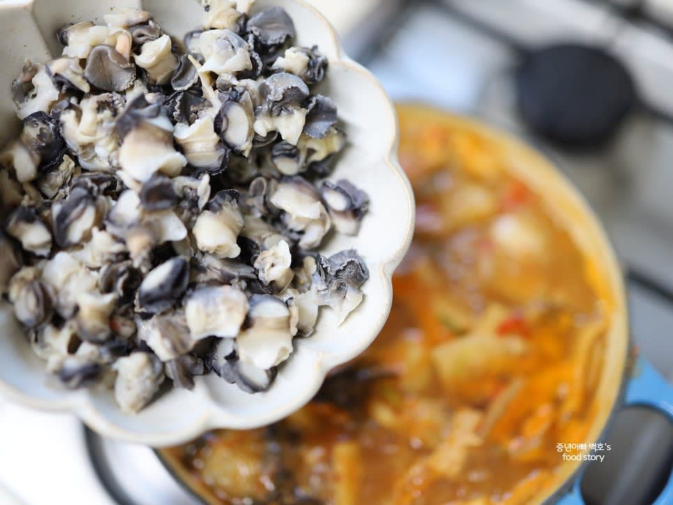 우렁이를 넣고 한소끔 끓인 후 약불로 줄여 뭉근하게 졸여 깊은 맛을 냅니다.