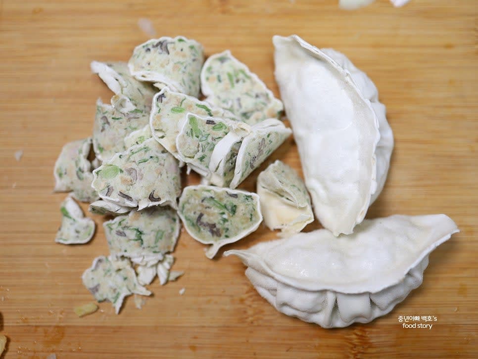 만두의 20~30%를 잘게 썰어 육수에 넣을 준비를 합니다.