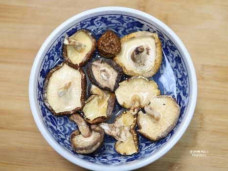 말린 목이버섯과 표고버섯은 미지근한 물에 각각 30분간 불립니다. 표고버섯 우린 물은 육수에 사용합니다.
