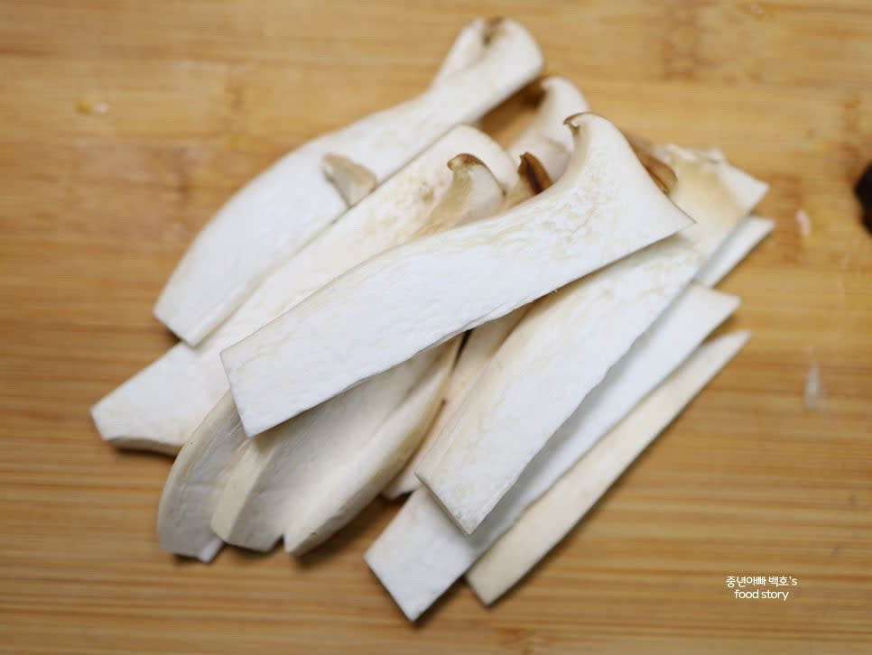 새송이버섯은 길게 반으로 자르고 얇게 썰어 준비합니다.