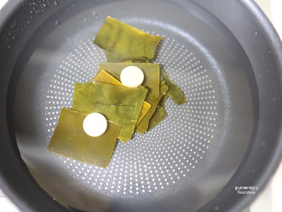 생수 1000ml에 다시마와 멸치육수용 동전을 넣고 센 불에서 팔팔 끓인 후 다시마는 건져냅니다.