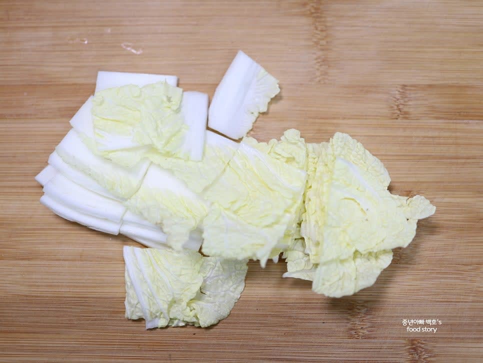 알배추는 길게 반으로 자르고 먹기 좋은 크기로 썰어 준비합니다.