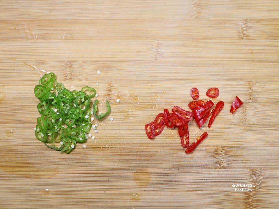 대파, 양파, 청양고추, 홍고추는 각각 썰어 준비합니다.