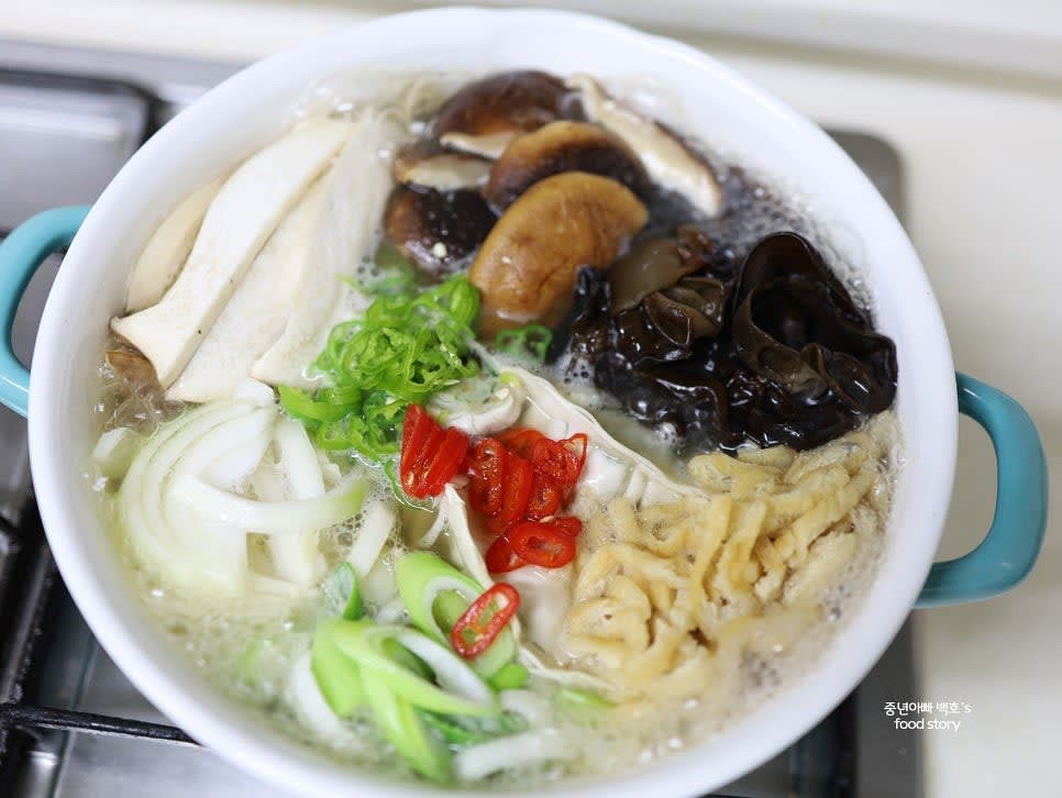 미리 준비한 육수를 냄비에 부어줍니다.