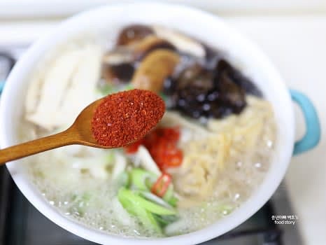 청양고추, 홍고추, 고춧가루 1T, 다진 마늘 1/2T를 넣어 한 번 끓입니다.